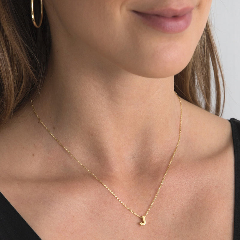 A 18 karat gold vermeil necklace with your initial letter "J". This diamond letter necklace is a special jewelry necklace that can be worn day and night. A genuine diamond stone in the corner of the letter makes this gold diamond necklace a luxury and ideal gift for yourself, your best friend or loved one. 