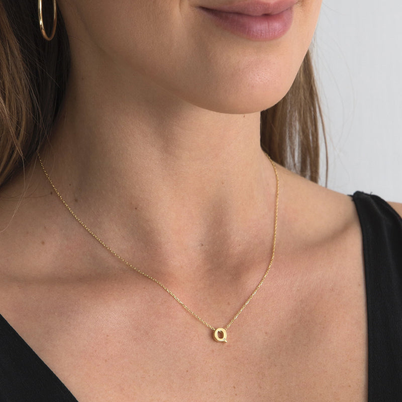 A 18 karat gold vermeil necklace with your initial letter "Q". This diamond letter necklace is a special jewelry necklace that can be worn day and night. A genuine diamond stone in the corner of the letter makes this gold diamond necklace a luxury and ideal gift for yourself, your best friend or loved one.