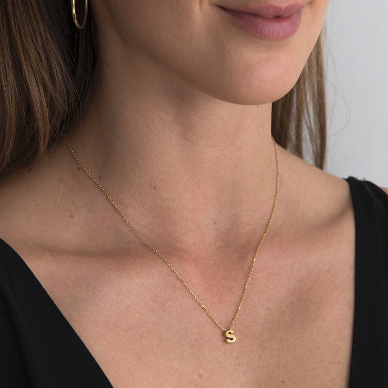 A 18 karat gold vermeil necklace with your initial letter "S". This diamond letter necklace is a special gold necklace that can be worn day and night. A genuine diamond stone in the corner of the letter makes this gold diamond necklace a luxury and ideal gift for yourself, your best friend or loved one. 