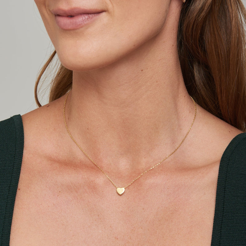 Our MOSUO Heart Gold Set includes 3 jewellery pieces: A delicate gold heart necklace, heart bracelet and the heart earrings for day to day wear. The subtle design of the heart pendant on the necklace and bracelet is double sided, which means that it can twist and turn and always reveal its beautiful sides of the pendant.