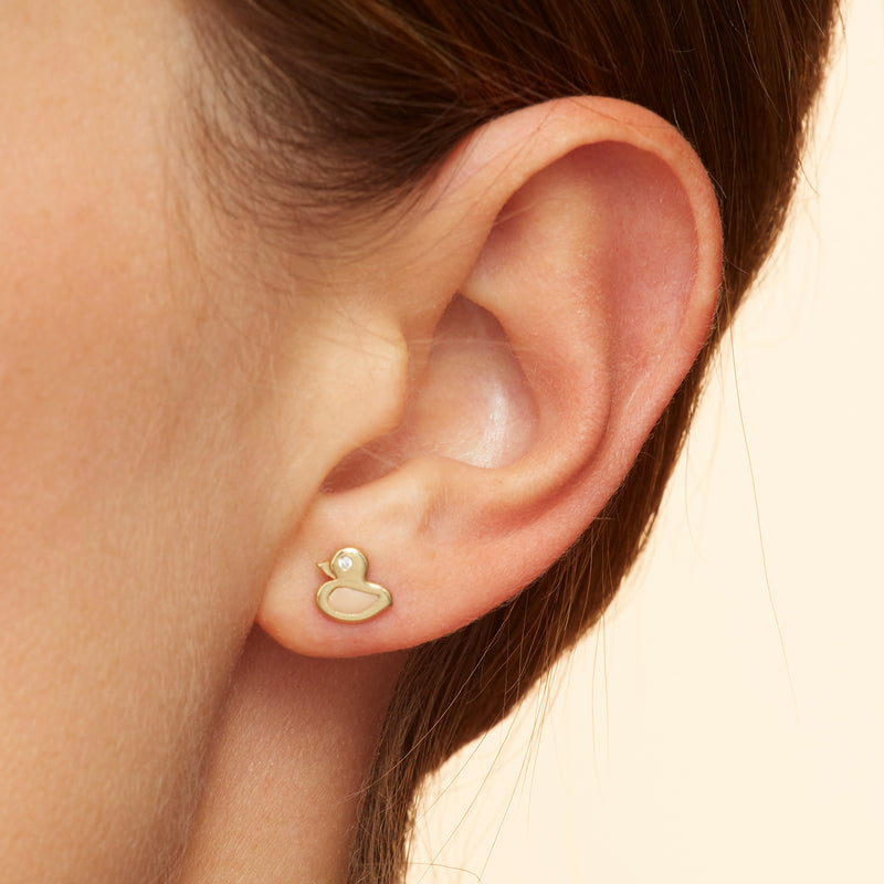 Our duck stud earring in 14 karat gold for girls features enamel hand-painting in rosé and a tiny sparkling diamond. 